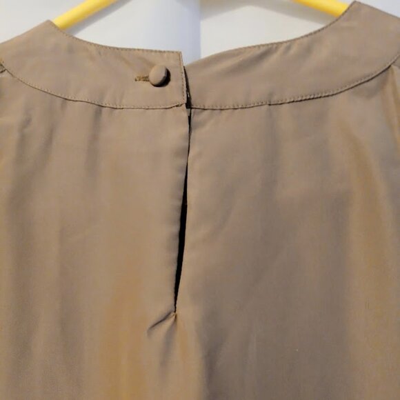 Nwt JACLYN SMITH Silky Blouse womens 6 Mocha Brown Pleated front Keyhole back LS - Picture 7 of 9